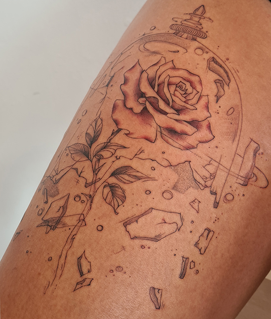 thigh fineline flower tattoo with a rose from smasli ink an female tattoo artist working in salzburg austria