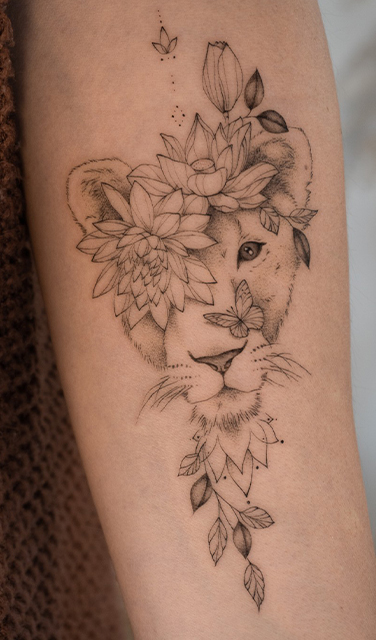 forearm fineline flower tattoo with a lion and a butterfly from smasli ink an female tattoo artist working in salzburg austria