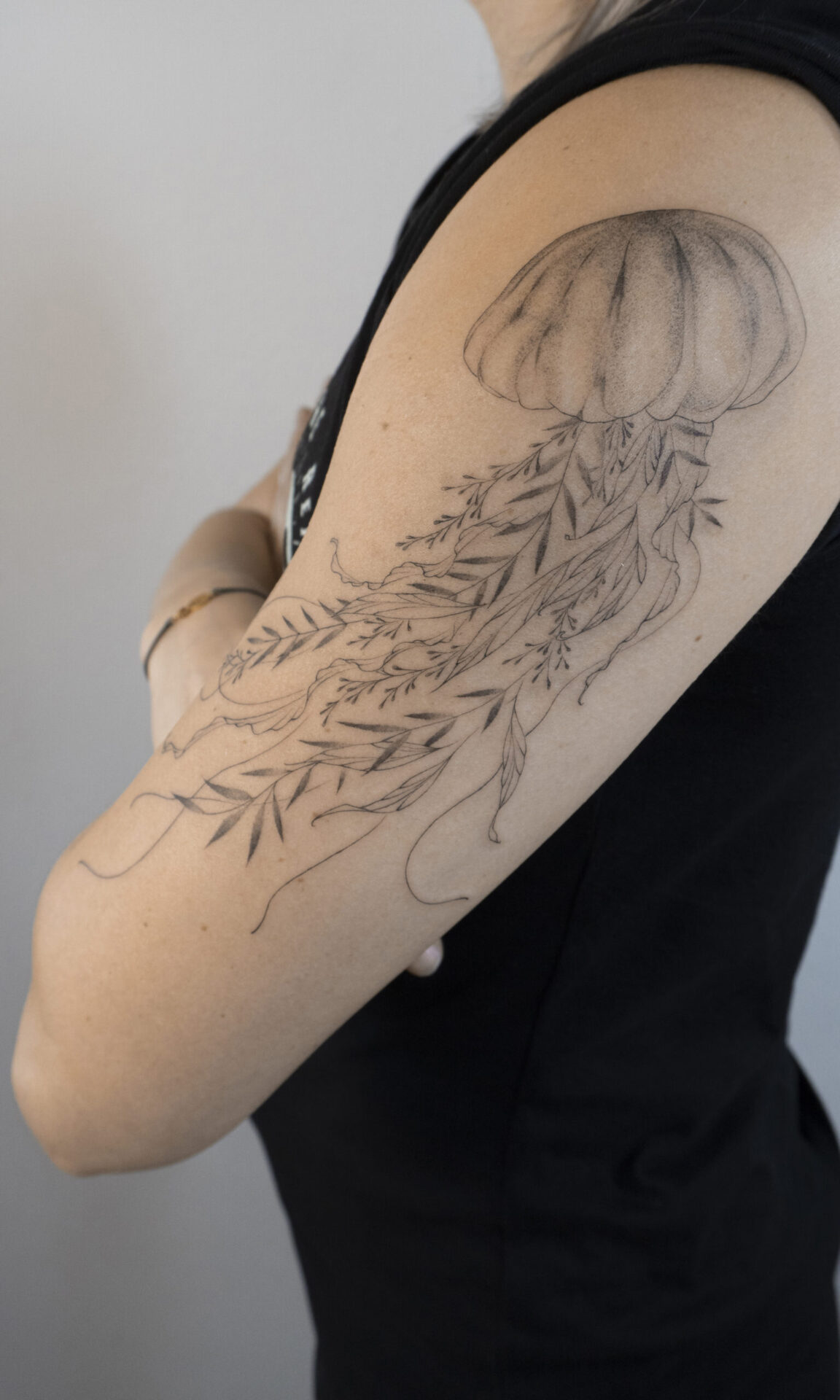 upper arm fineline jellyfish tattoo from smasli ink an female tattoo artist working in salzburg austria