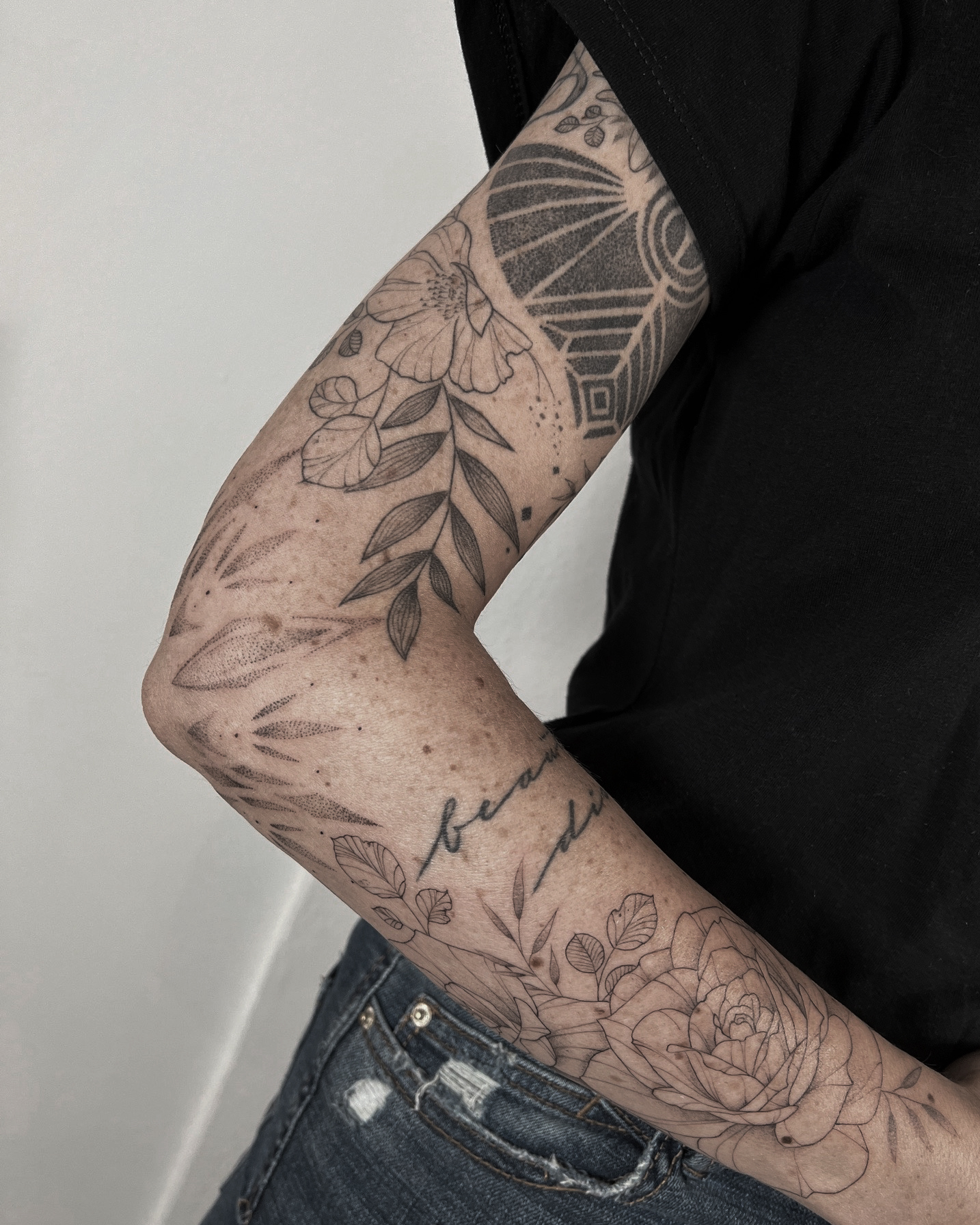 fineline flower sleeve tattoo with a rose from smasli ink an female tattoo artist working in salzburg austria