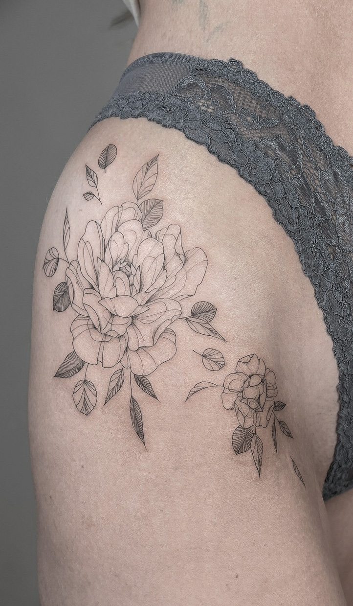 fineline flower tattoo on hips with peonies from smasli ink an female tattoo artist working in salzburg austria
