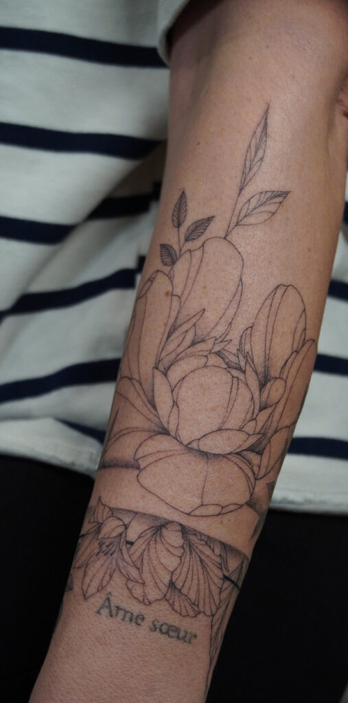 fineline flower armband tattoo with peonies from smasli ink an female tattoo artist working in salzburg austria