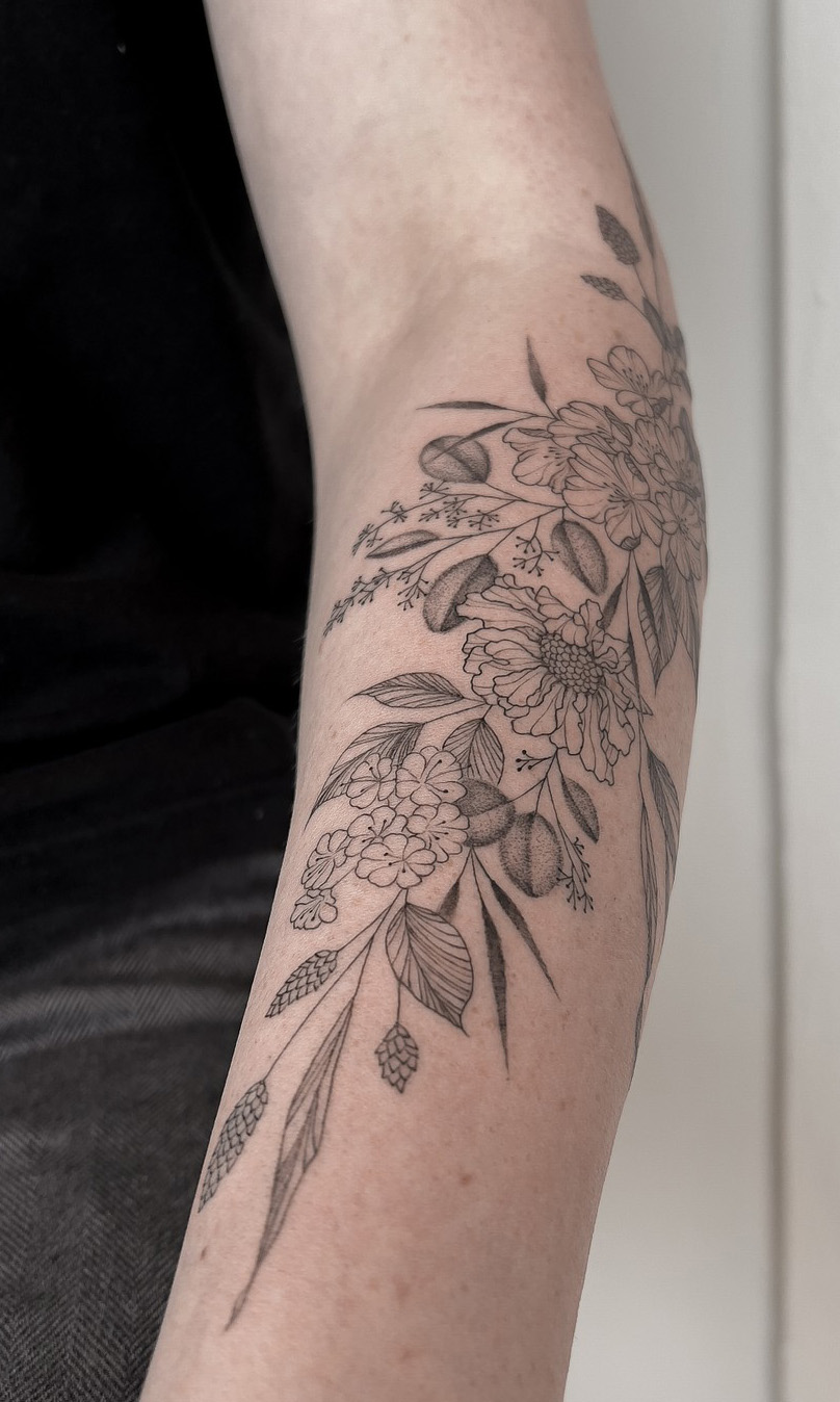 fineline flower tattoo on forearm from smasli ink an female tattoo artist working in salzburg austria