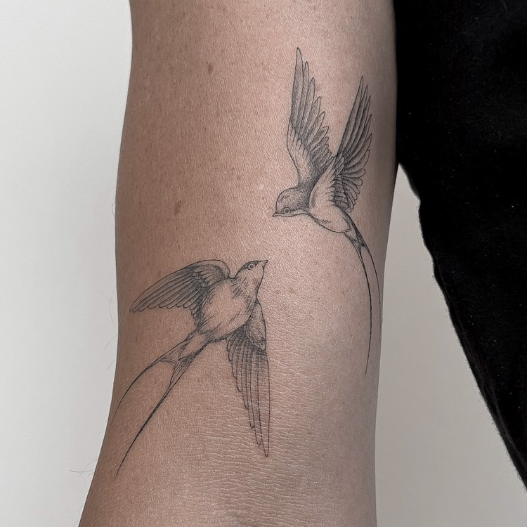 fineline tattoo with birds from smasli ink an female tattoo artist working in salzburg austria