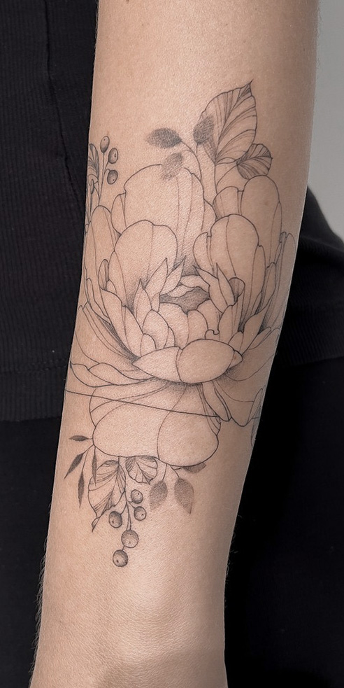 fineline flower armband with peony from smasli ink an female tattoo artist working in salzburg austria